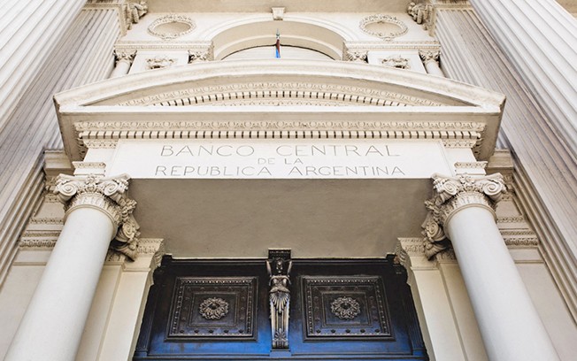 EL BANCO CENTRAL BAJÓ LA TASA DE INTERÉS